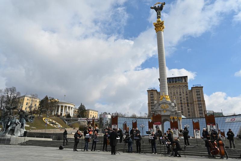 Orchestra simfonica Kiev canta in piata Maidan pentru inchiderea cerului deasupra Ucrainei, Foto: Sergei Supinsky / AFP / Profimedia Images