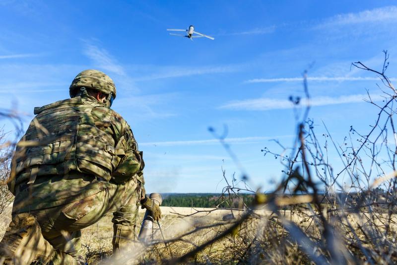 Un soldat american lansand o drona kamikaze „Switchblade”, Foto: Sgt. Gregory T. Summers-US Army / Zuma Press / Profimedia Images