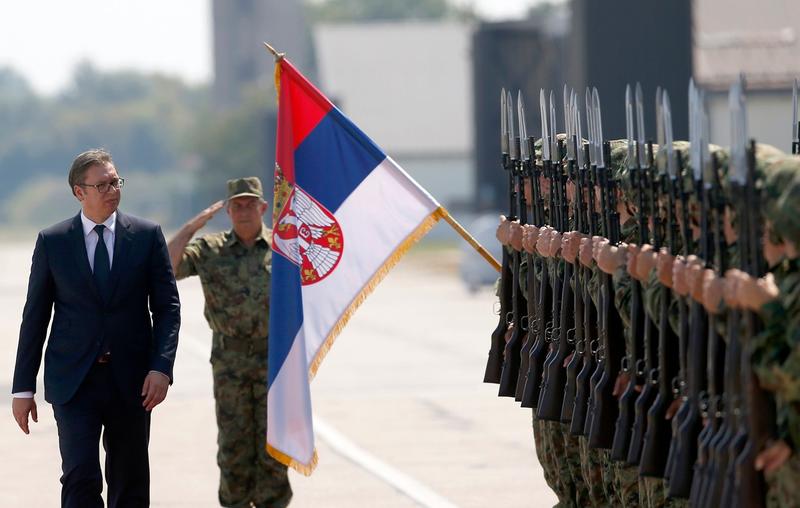 Preşedintele sârb Aleksandar Vucic, pe aeroportul militar Batajnica, de lângă Belgrad, Foto: Darko Vojinovic / AP - The Associated Press / Profimedia