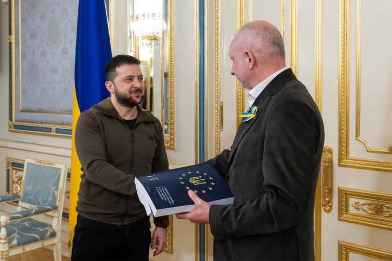 Volodimir Zelenski îi înmânează ambasadorului UE în Ucraina dosarul pentru obținerea statutului de țară candidată la Uniunea Europeană, Foto: Ukraine Presidency/Ukraine Presi / Zuma Press / Profimedia