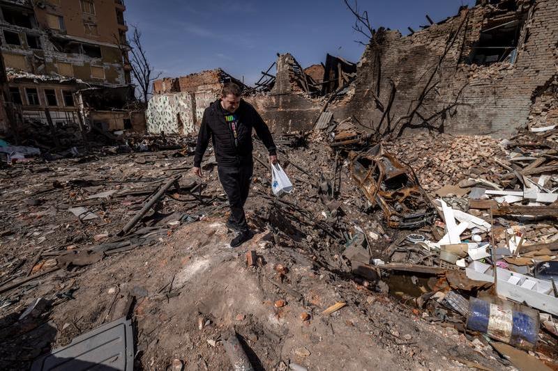 Un barbat merge pe o strada distrusa de bombardamentele rusesti in Harkiv, Foto: FADEL SENNA / AFP / Profimedia Images