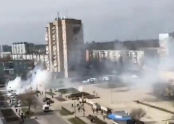 Soldații ruși au deschis focul asupra protestatarilor pașnici în orașul Enerhodar, Foto: Captura