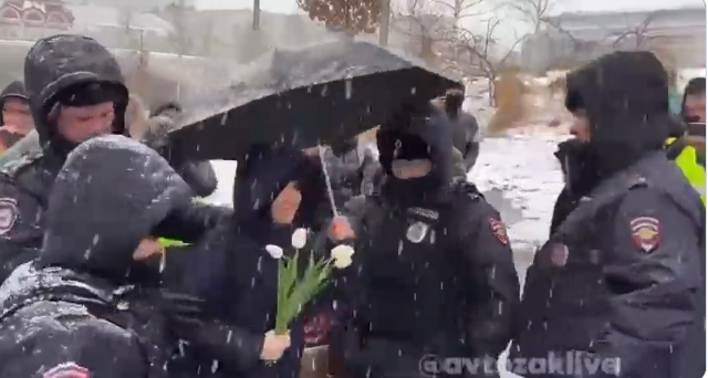 tanara cu flori albe in maini arestata in timpul unui protest de tip sit-in la Moscova, Foto: Captura video