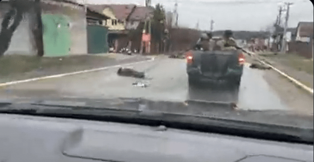 Cadavrele a peste 20 de civili gasite pe o singura strada din Bucha, Foto: Captura video