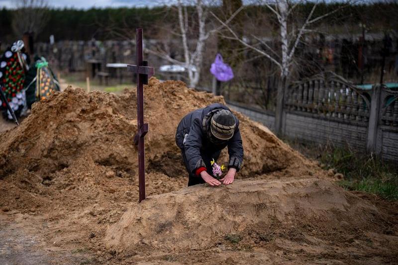 Mormânt în Bucha - sute de civili au fost uciși de trupele ruse în acest oraș ucrainean, Foto: Emilio Morenatti / AP - The Associated Press / Profimedia