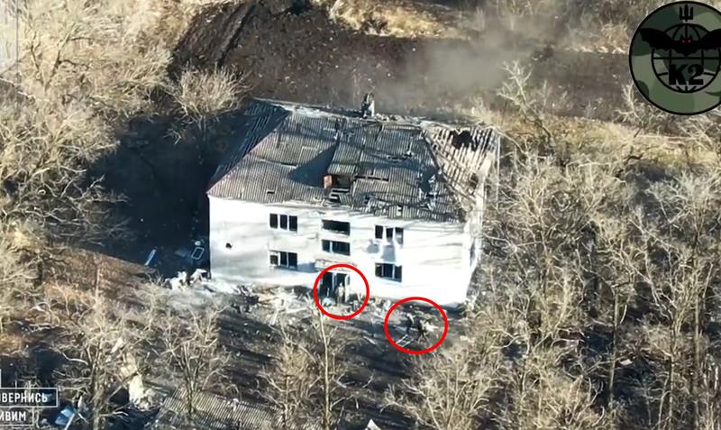 Soldati rusi care se ascund intr-o casa, Foto: Captura video