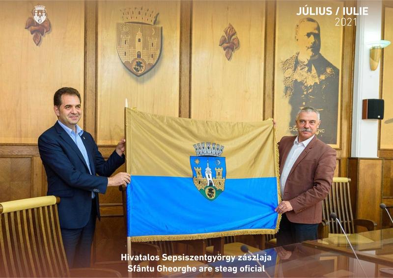 Primarul din Sfantu Gheorghe cu steagul orasului, Foto: Hotnews