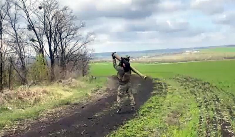 Soldat ucrainean care lanseaza o racheta Martlet, Foto: captura ecran