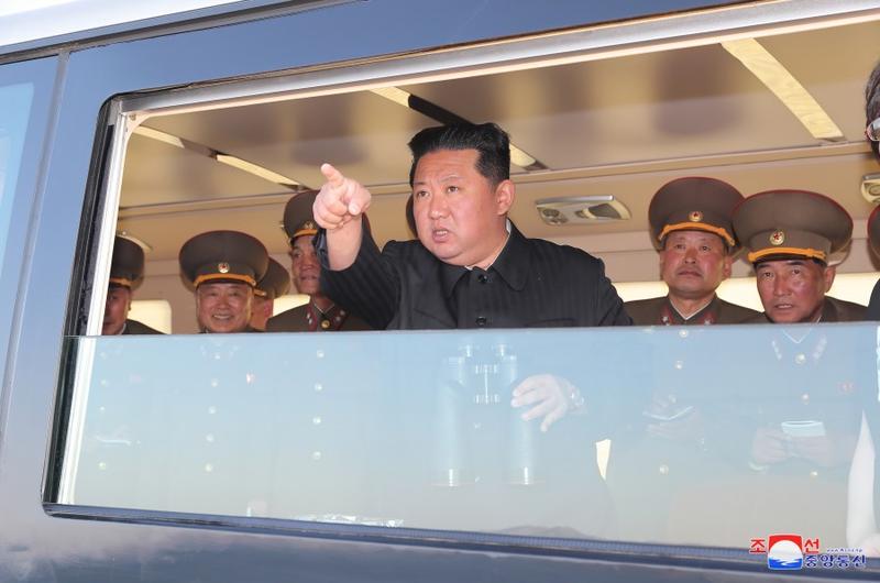 Kim Jong Un cu șefi ai armatei nord-coreene, Foto: KCNA