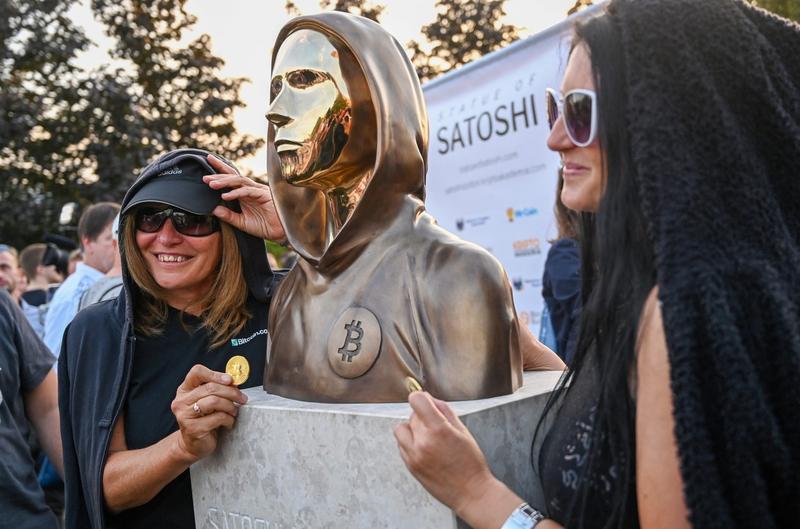 Bustul lui Satoshi Nakamoto la Budapesta, Foto: ATTILA KISBENEDEK / AFP / Profimedia