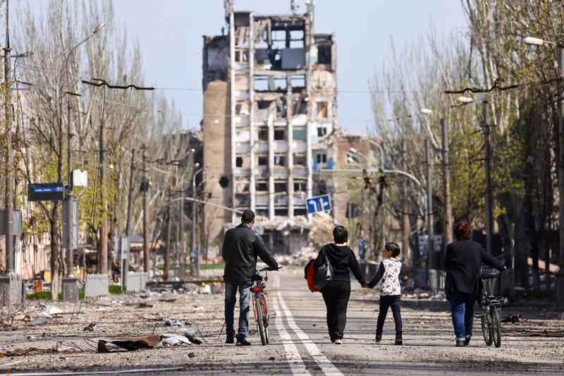 Oameni pe strazile orasului distrus Mariupol , Foto: Peter Kovalev / TASS / Profimedia