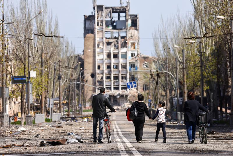 Oameni pe strazile orasului distrus Mariupol , Foto: Peter Kovalev / TASS / Profimedia