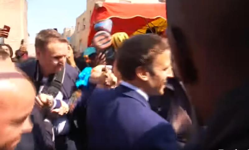 Emannuel Macron, atacat cu rosii, Foto: Captura video
