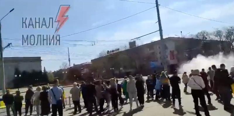 Manifestanti dispersati de soldatii rusi in Herson, Foto: Captura