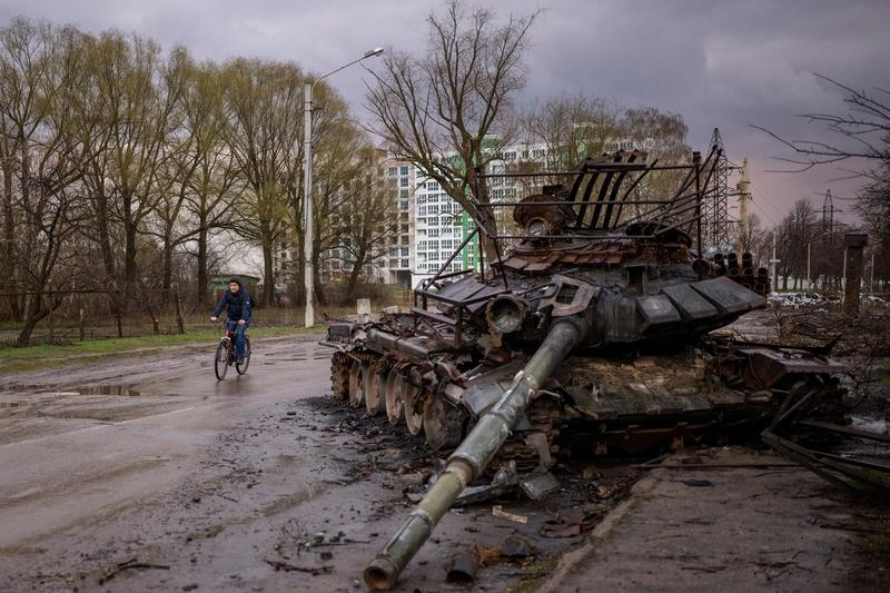 Război în Ucraina - un tanc rusesc distrus pe străzile din Cernihiv, Foto: Emilio Morenatti / AP - The Associated Press / Profimedia