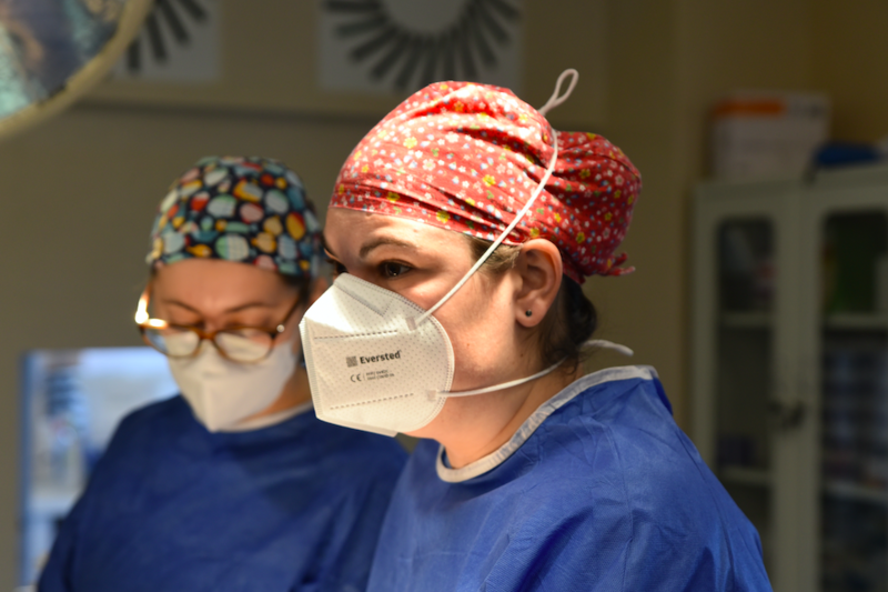 Dr. Alexandra Trăilă în sala de operații, Foto: MedLife