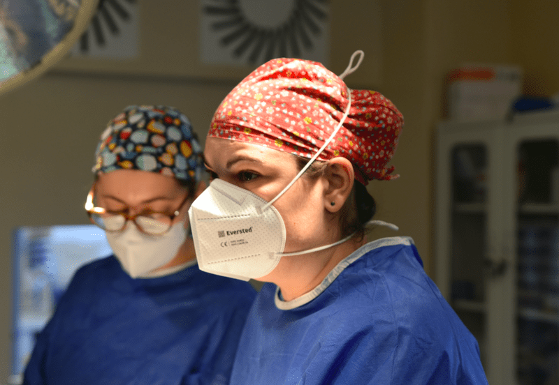 Dr. Alexandra Trăilă în sala de operații, Foto: MedLife