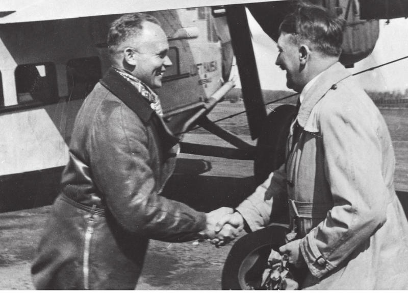 Adolf Hitler alaturi de pilotul sau personal, Hans Baur, Foto: HansBaur-PenandS / Media Drum World / Profimedia