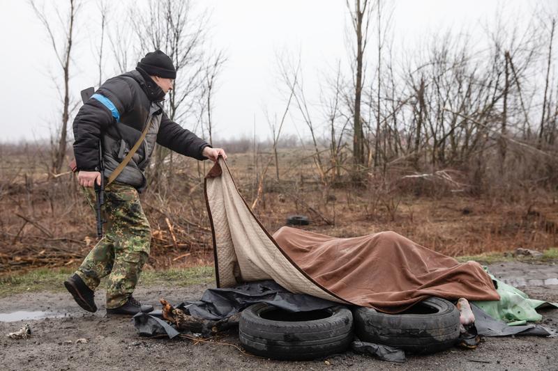 Un ucrainean acopera 4 civili ucisi de rusi pe o autostrada la 20 de kilometri de Kiev, Foto: Mykhaylo Palinchak/SOPA/Shutterstock Editorial/Profimedia Images