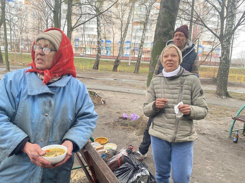 Femei din Bucha care tocmai au gatit o supa in fata blocului, Foto: Hotnews