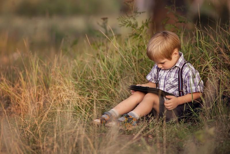 Copil uitandu-se la tableta, Foto: Elena Efimova, Dreamstime.com