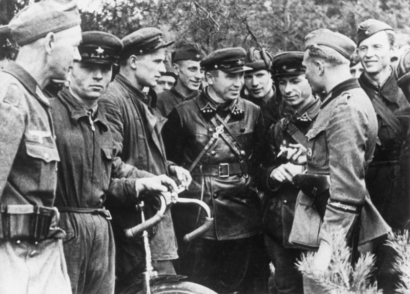 Soldati sovietici alaturi de soldati nazisti la divizarea Poloniei in 1939, Foto: akg-images / AKG / Profimedia