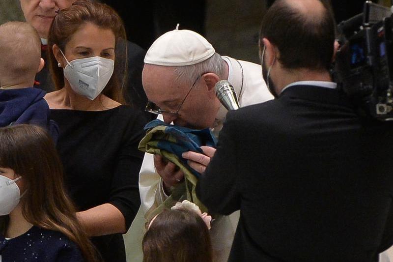 Papa Francisc sărută drapelul Ucrainei (Sursa: Carofei-Fotogramma / Zuma Press ), Foto: Profimedia