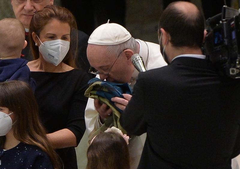 Papa Francisc sărută drapelul Ucrainei (Sursa: Carofei-Fotogramma / Zuma Press ), Foto: Profimedia