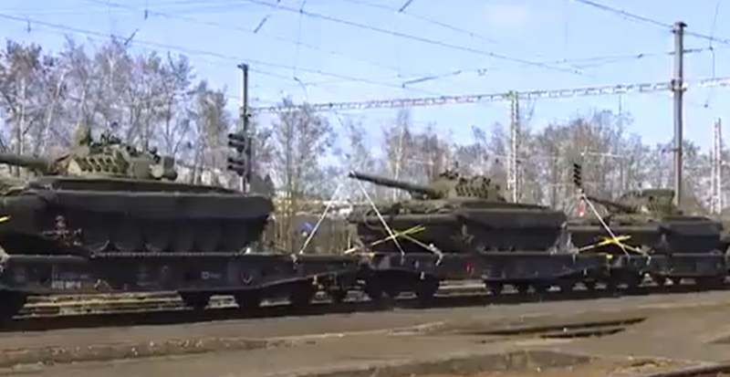 Tren care ar transporta tancuri T-72 si vehicule BVP-1 din Cehia in Ucraina, Foto: Captura video