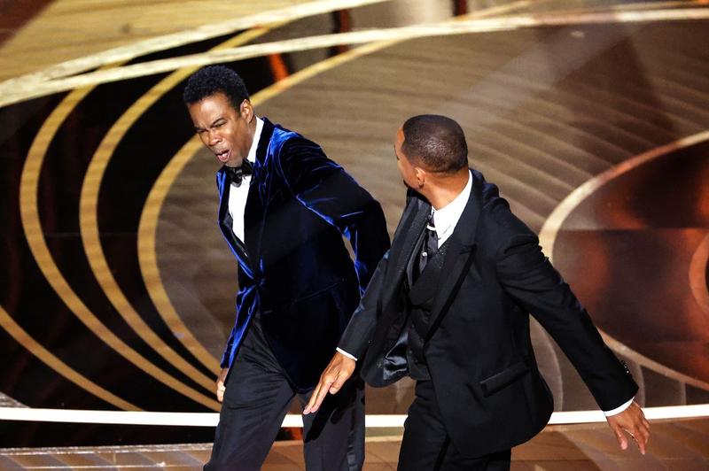 Will Smith l-a pălmuit pe Chris Rock, pe scenă, în timpul galei Oscar 2022, Foto: Myung Chun/Los Angeles Times / Shutterstock Editorial / Profimedia