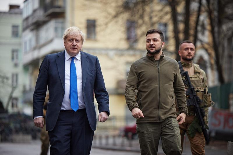 Boris Johnson şi Volodimir Zelenski, la pas prin centrul Kievului, Foto: AFP / AFP / Profimedia