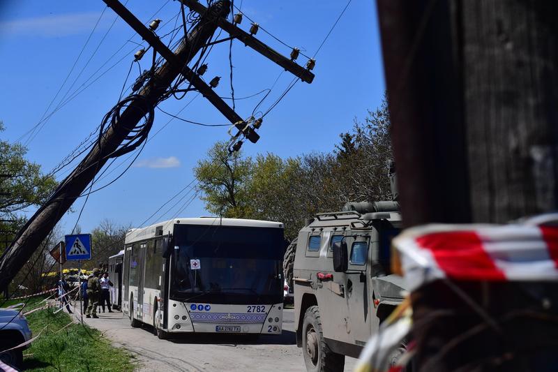 Un autobuz evacuand civili din Mariupol, care locuiesc în apropiere de otelaria Azovstal, Foto: Alexey Kudenko / Sputnik / Profimedia