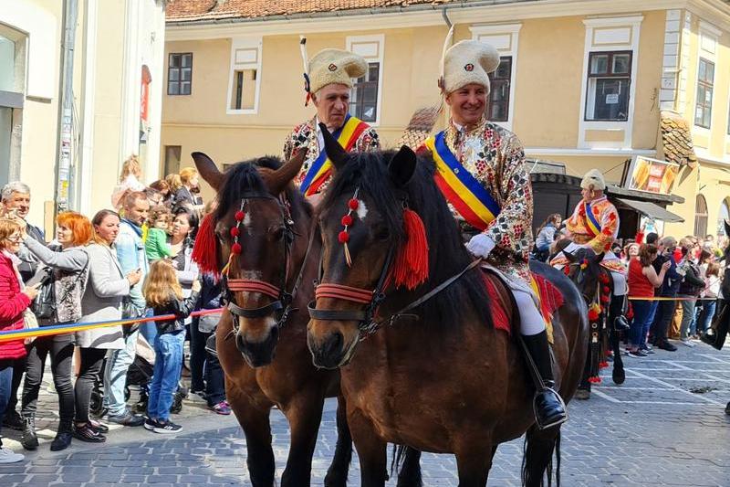 Doi juni brasoveni la parada pe Str Republicii, Foto: Vlad Barza / HotNews.ro