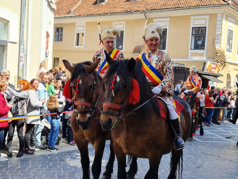 Doi juni brasoveni la parada pe Str Republicii, Foto: Vlad Barza / HotNews.ro