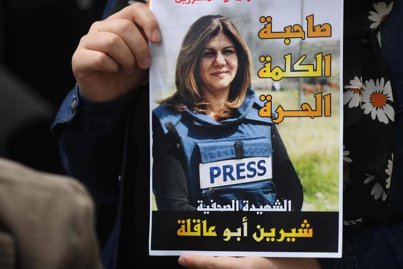 Protest al jurnaliștilor palestinieni după uciderea jurnalistei Shireen Abu Akleh de la postul Al Jazeera, în timpul unei operaţiuni a armatei israeliene în Cisiordania, Foto: Ashraf Amra / apaimages / Sipa Press / Profimedia