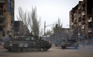 Tancuri rusești pe străzile din Mariupol, Foto: Alexei Alexandrov / Associated Press / Profimedia Images