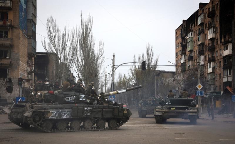 Tancuri rusești pe străzile din Mariupol, Foto: Alexei Alexandrov / Associated Press / Profimedia Images