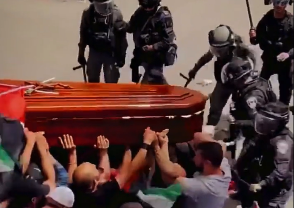 palestinieni batuti in timp ce duceau sicriul jurnalistei Shireen Abu Akleh, Foto: Captura video