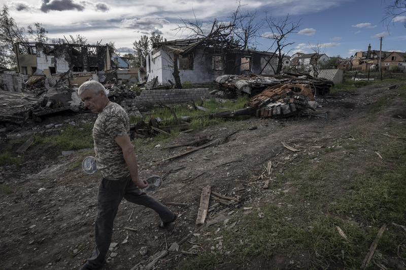 Un civil trece pe langa un tanc rusesc distrus de forțele ucrainene in Vilhivka, Foto: Ken Cedeno / UPI / Profimedia Images