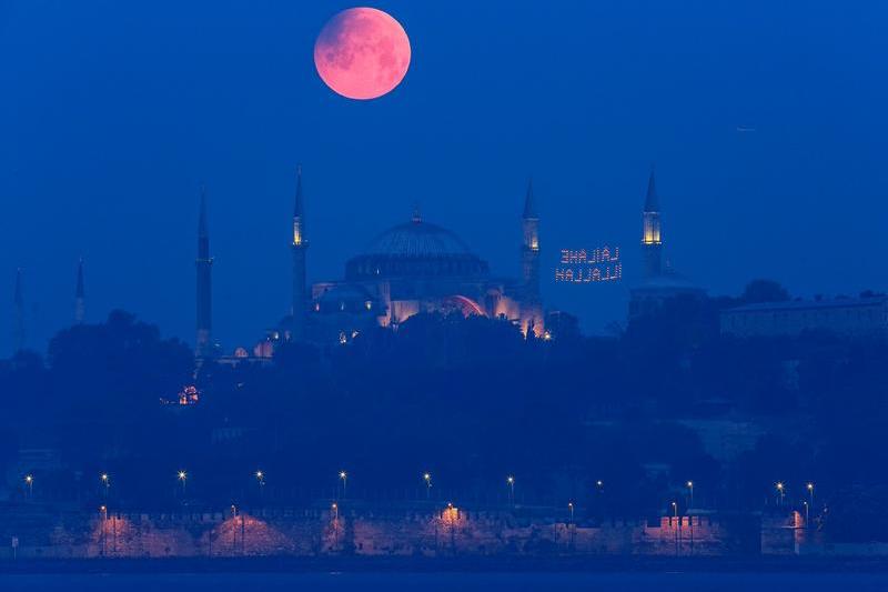 Luna sangerie vazuta din Turcia, Foto: Mucahid Yapici, Profimedia Images