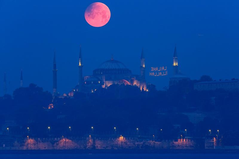 Luna sangerie vazuta din Turcia, Foto: Mucahid Yapici, Profimedia Images