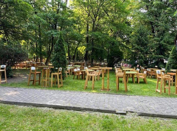 Mese și scaune în Parcul Kiseleff, Foto: Hotnews