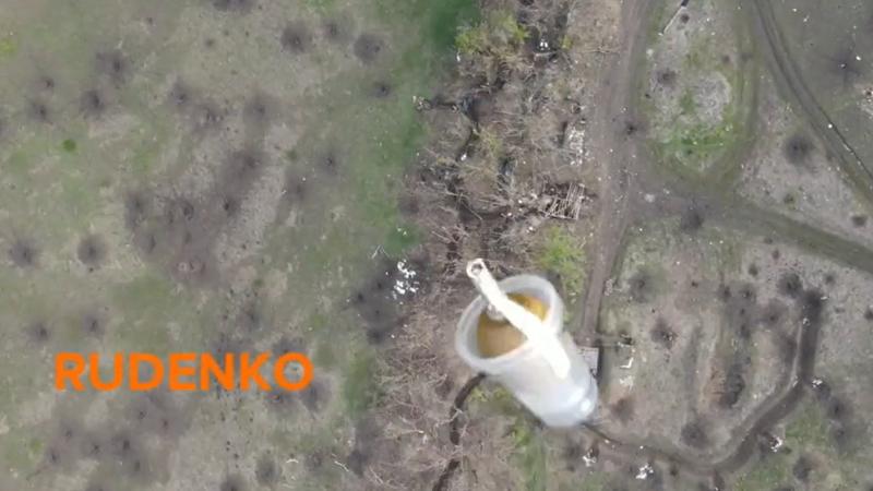 Grenada in pahar de plastic, aruncată dintr-o dronă rusească, Foto: Captura video