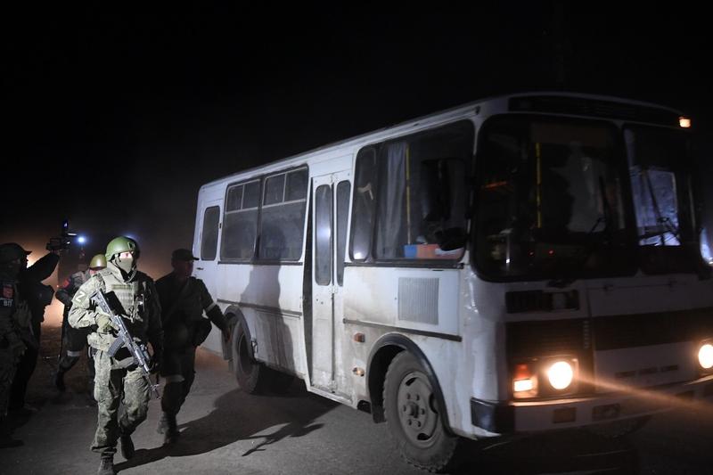 Soldați ucraineni răniți, evacuați din Azovstal. Autobuzele sunt escortate de trupele pro-ruse din autoproclamata Republică Populară Doneţk, Foto: Alexey Kudenko / Sputnik / Profimedia