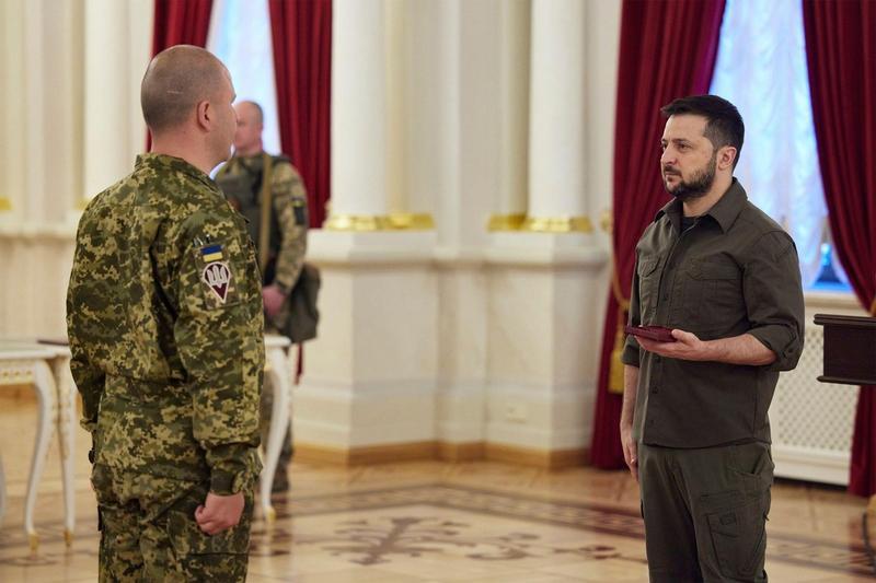 Volodimir Zelenski decorand militari ucraineni pentru curajul lor, Foto: Ukraine Presidents Office / Alamy / Profimedia