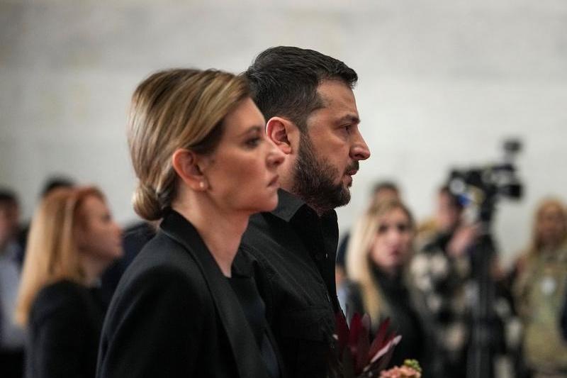 Președintele ucrainean Volodomir Zelenski și soția sa Olena Zelenska, la funeraliile lui Leonid Kravciuk, primul președinte al Ucrainei independente, Foto: Evgeniy Maloletka / AP - The Associated Press / Profimedia