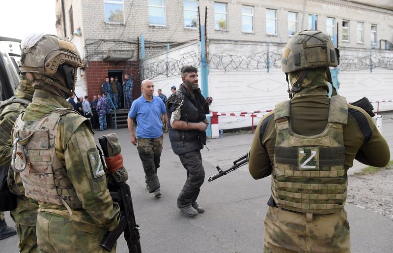 Un luptător ucrainean care s-a predat forțelor ruse se îndreaptă către un centru de detenție , Foto: Alexey Kudenko / Sputnik / Profimedia