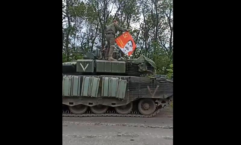 Tanc rusesc cu steagul URSS si chipul lui Stalin, Foto: Captura video