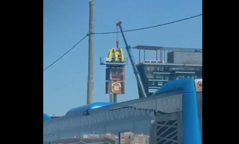 Logo al McDonald's demontat in Rusia, Foto: Captura video