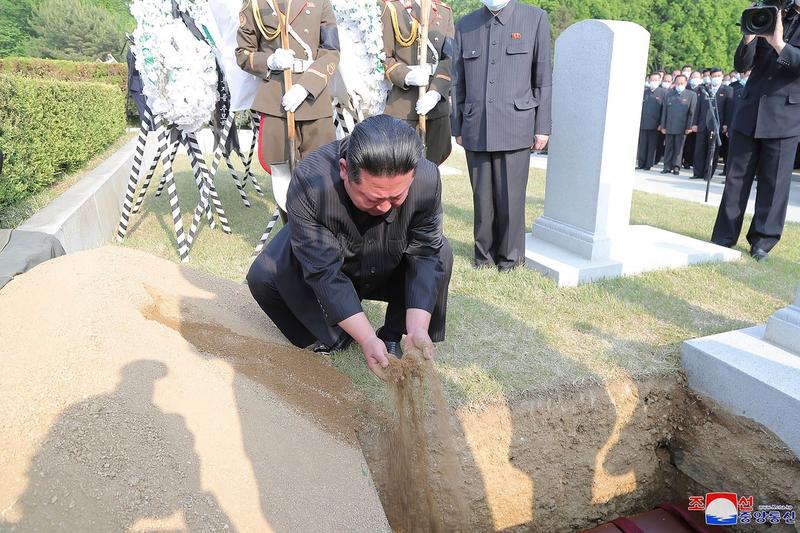 Kim Jong Un a parut in mod autentic afectat de decesul maresalului, Foto: KCNA via KNS / Associated Press / Profimedia Images